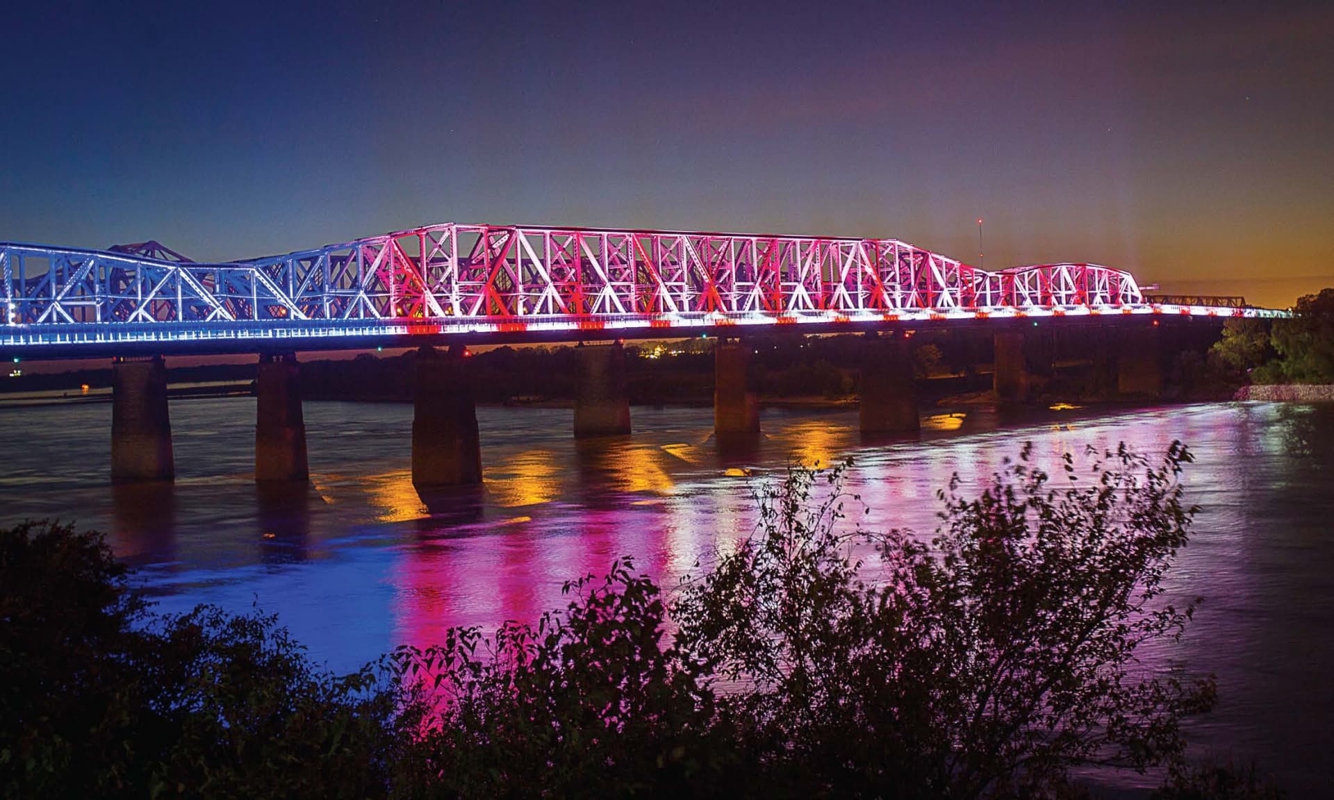 A Nightly Light Show on the Mississippi River Is a Sight to See!